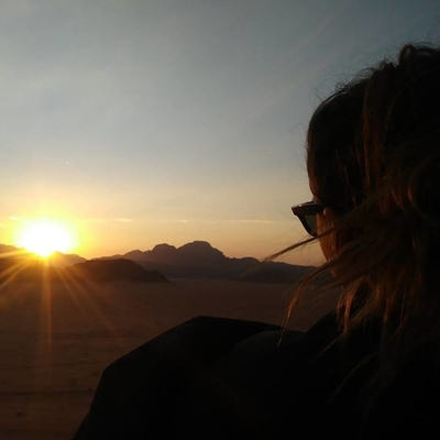 Lucija i zalazak sunca u pustinji