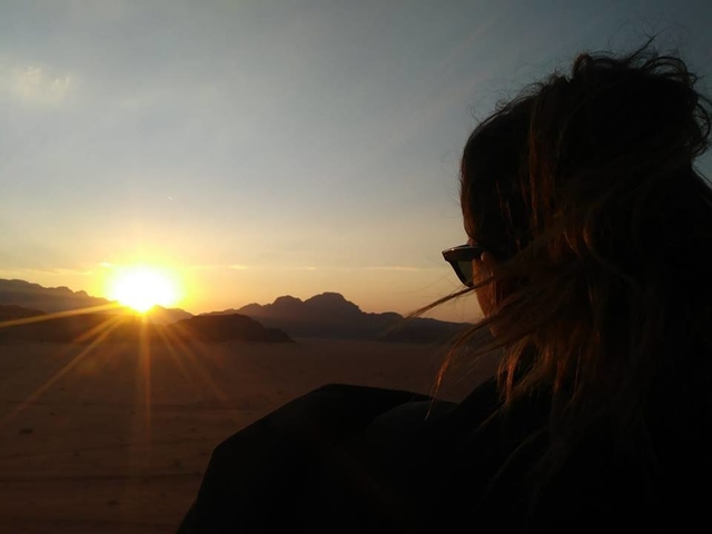 Lucija i zalazak sunca u pustinji