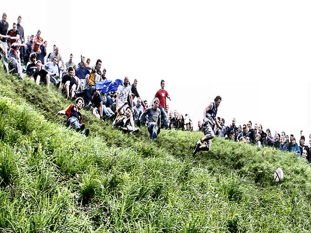 Fotografija sporta valjanja sira u Velikoj Britaniji
https://www.flickr.com/photos/mikewarren/157485391/in/photolist-eV9Vn-2Qxr2-eV9iX-2kR1grz-eRdut-sU9Ag-4DeGSq-4NXwG7-2d5QKh5-71oswC-26J1Mt3-kn1U9-eVakw-eVayc-4xxYgq-eV9ap-eVa1f-eV9So-eVa8g-eV94L-eLMfU-2KdSQ-kn2wG-bornMU-5BrTbr-eVaKK-eV8Zm-fxtMR3-danNvG-eRds4-GM1ern-eV9Ck-5SKnRH-5nd6Hh-24t8p8G-eVb1M-eUNbW-eRdgx-eVb8Z-7Zg9wN-eUNkg-eRcnv-eRcPj-eUNwU-eRcBu-mAuJA-or3Abp-7orjv9-BWNWn-AGdq1f