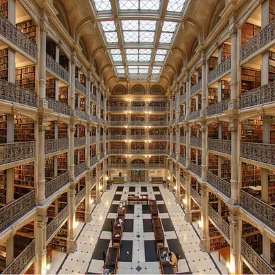 IZVOR: 
https://commons.wikimedia.org/wiki/File:George-peabody-library.jpg