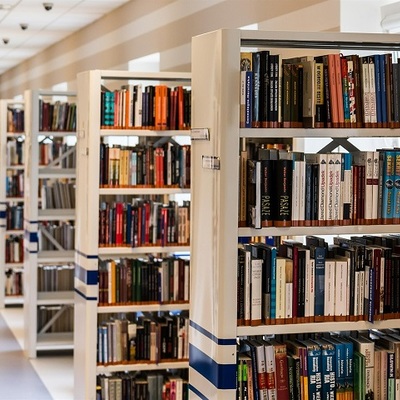 Biblioteka
IZVOR: https://pixabay.com/en/library-book-reading-education-488690/ 
