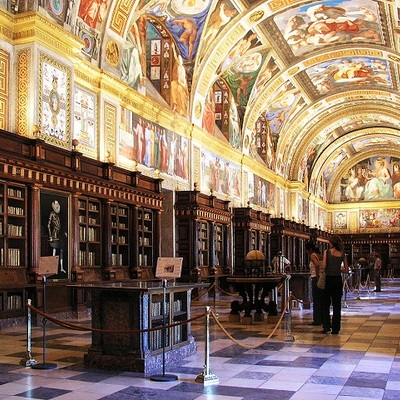 IZVOR: 
https://commons.wikimedia.org/wiki/File:EscorialBiblioteca.jpg