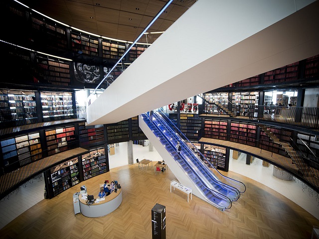 IZVOR: https://en.wikipedia.org/wiki/Library_of_Birmingham#/media/File:LiibraryofBirminghamBookRotunda.jpg 