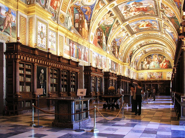IZVOR: 
https://commons.wikimedia.org/wiki/File:EscorialBiblioteca.jpg