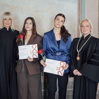 Prof. dr. sc. Aleksandra Maganić i prof. dr. sc. Romana Matanovac Vučković s nagrađenim studenticama