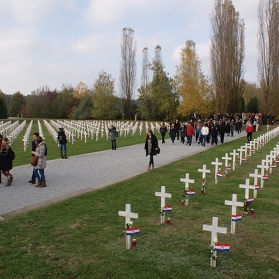 Studenti na Memorijalnom groblju 2