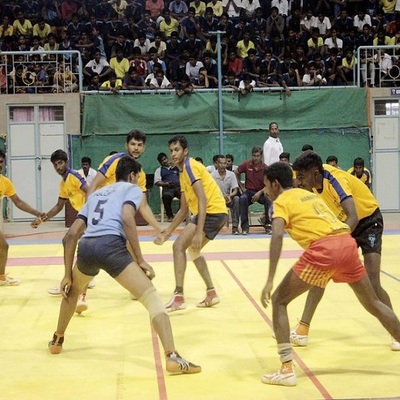 Kabaddi, Indija
https://www.flickr.com/photos/belurmath/24581506517/in/photolist-DsbDtT-DsbDgP-EYefHE-DsbCU6-i3fhN-ypesnm-xt91LC-yqSZo8-yqSZv2-y8DDnc-qtr3DM-pVKQ6o-UE6qnL-TBXEwW-UUnKoZ-TBXJ8y-TBXxAG-TESoFt-25rNRJg-TtDxYt-X23my9-xth4Uz-ypesLN-74CgBC-ypeo1A-yqaxb4-y8ywtb-YhL4Yz-5YT7Zo-Y2CxrJ-Y2CyDy-Y2Cyg9-y8xty7-Y2CxS3-ypesVf-yperNL-y8yxcq-Y2CzCC-xt8VUy-xt8ZCf-xt8ZGo-y8ywAL-X23mjb-ynQWRw-y8xtqG-X23m8Q-yqaxev-xt8Wf3-Y2CAKN-Y2CA9C