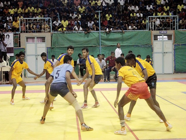 Kabaddi, Indija
https://www.flickr.com/photos/belurmath/24581506517/in/photolist-DsbDtT-DsbDgP-EYefHE-DsbCU6-i3fhN-ypesnm-xt91LC-yqSZo8-yqSZv2-y8DDnc-qtr3DM-pVKQ6o-UE6qnL-TBXEwW-UUnKoZ-TBXJ8y-TBXxAG-TESoFt-25rNRJg-TtDxYt-X23my9-xth4Uz-ypesLN-74CgBC-ypeo1A-yqaxb4-y8ywtb-YhL4Yz-5YT7Zo-Y2CxrJ-Y2CyDy-Y2Cyg9-y8xty7-Y2CxS3-ypesVf-yperNL-y8yxcq-Y2CzCC-xt8VUy-xt8ZCf-xt8ZGo-y8ywAL-X23mjb-ynQWRw-y8xtqG-X23m8Q-yqaxev-xt8Wf3-Y2CAKN-Y2CA9C