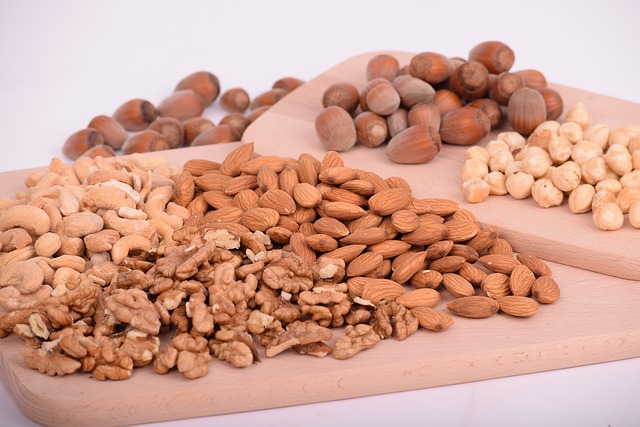 https://pixabay.com/photos/nuts-almonds-seeds-food-batch-3248743/
