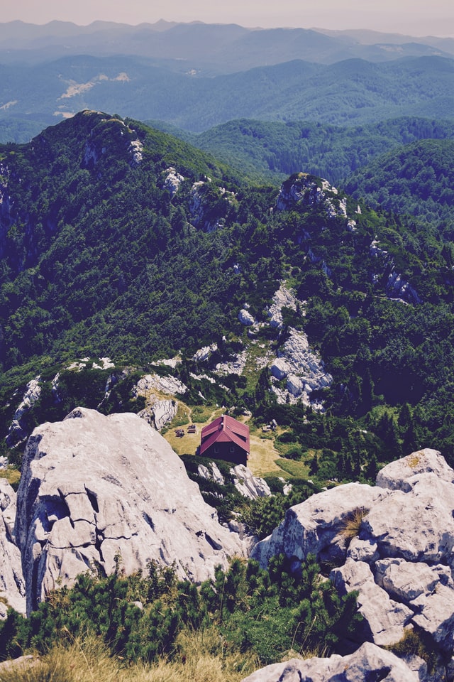 https://unsplash.com/photos/GH4Q9C-ki5k