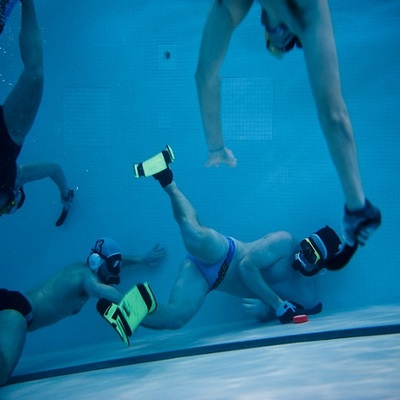Podvodni hokej 
https://www.flickr.com/photos/uscoastguardacademy/5576876630/in/photolist-9uNX8m-9uNX9Q-9uKXgi-TtEzem-dDwFA7-8ZqMLG-Rk8Wz7