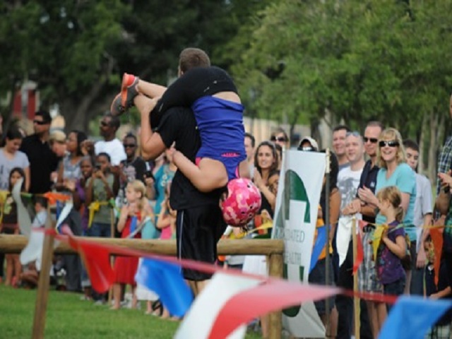 Sport, odnosno natjecanje u kojem muževi nose svoje supruge
https://www.flickr.com/photos/shehlaz/7960220966/in/photolist-d8qdn5-d8qdkG-d8qdfd-Pm2pTq-2jJvWdN-d8qdrE-g6LR8B-d8qdnS-d8qdpq-2hv9pt7-d8qdqJ-d8qdjf-d8qde5-d8qdg9-bXpJJS-74p3sr-LTkF52-uXdFCz-9aLUq4-2fqC2-fsge1t-2hv9puE-2hvaryt-2huzWer-V7wRvU-2hoUde3-2kF2zQr-rRpmAh-2hnrrcH-9EpGD2-2hVEvGm-LLiJnr-KWc5as-2iie1du-2gMsi4q-HttFx-QpK27y-hRcTyU-hijUps-2hoUdhu-282qhpa-28S6MMS-2hQTYdm-2hnoSCj-99eo7r-Q4NDAs-mJ1xV-2jJsnag-2curMgn-r3hLkt