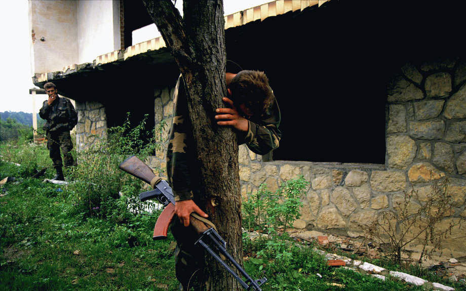 Vojnik s puškom naslonjen na stablo