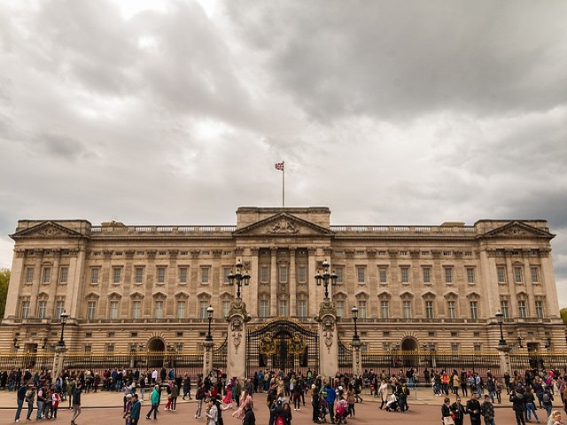 https://pixabay.com/photos/buckingham-palace-queen-royals-2254111/