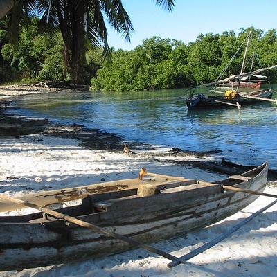 https://pixabay.com/photos/madagascar-canoe-fisherman-beach-81893/