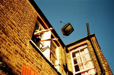 Televizor leti kroz prozor