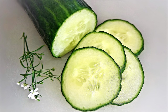 https://pixabay.com/photos/cucumber-vegetables-salad-eat-4314342/