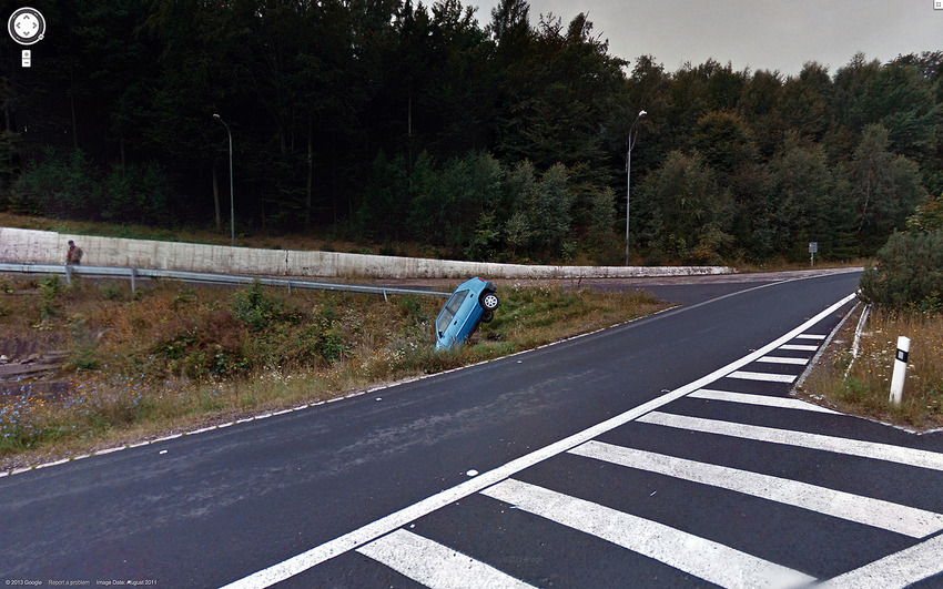 36 urnebesnih prizora s Google Street Viewa -  goli čovjek u autu