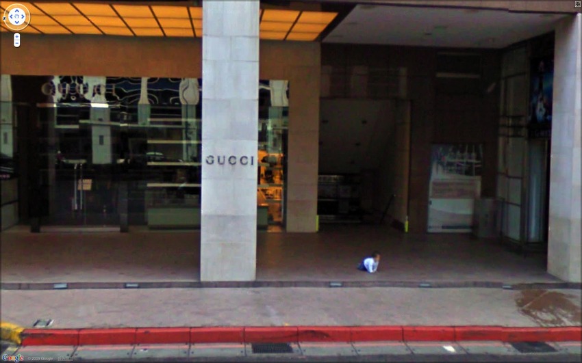 36 urnebesnih prizora s Google Street Viewa - Beba ispred trgovine