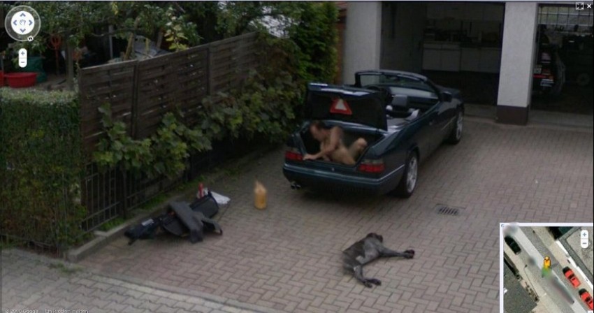 36 urnebesnih prizora s Google Street Viewa -  goli čovjek u autu
