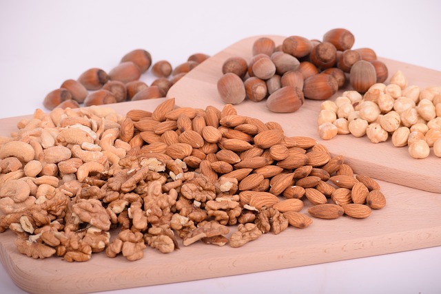 https://pixabay.com/photos/nuts-almonds-seeds-food-batch-3248743/
