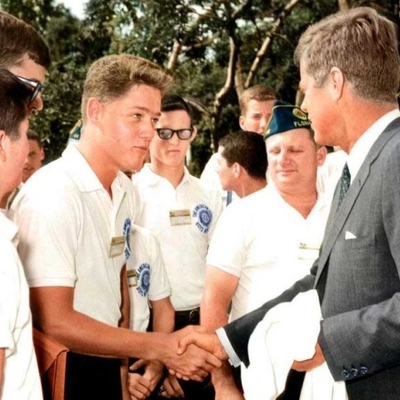 Mladi Bill Clinton upoznaje Kennedyja