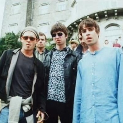 Mladi Johnny Depp s grupom Oasis