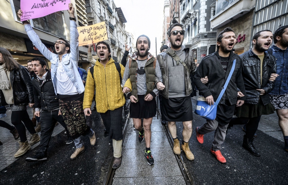 Protest -Turci u suknjama