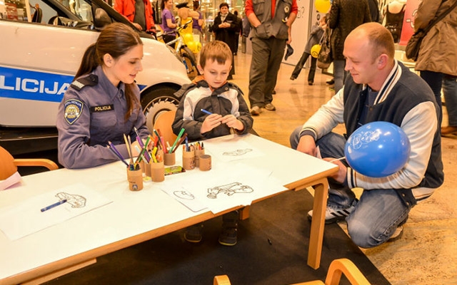 Policajka crta s djecom